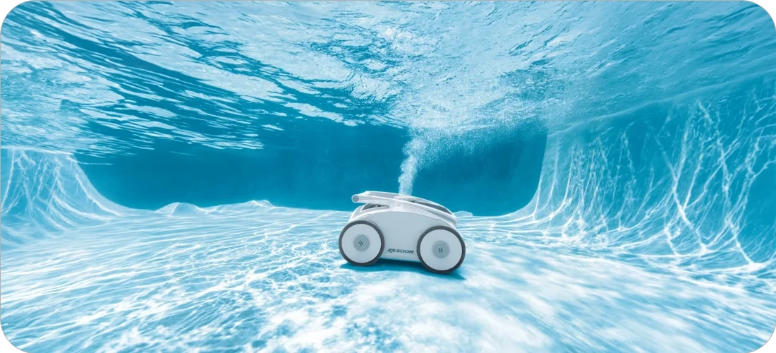 Robot de nettoyage autonome Intex ZX500R dans une piscine à fond et forme complexes
